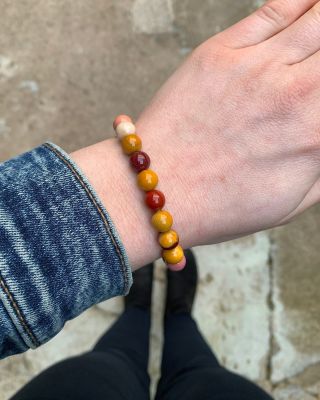 ✨ Jarní energie na vašem zápěstí! Náramek z jaspisu mookait v sobě ukrývá barvy rozkvetlých luk i teplé tóny zapadajícího...